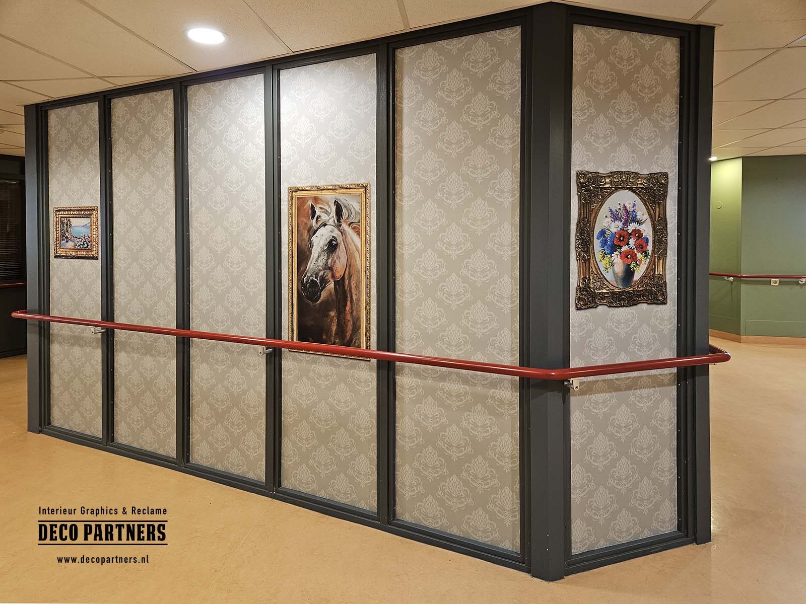 Glazen wanden in verzorgingshuis voorzien van brandveilige bestickering met klassiek behangpatroon en kleurrijke schilderijen voor een huiselijke en rustgevende uitstraling