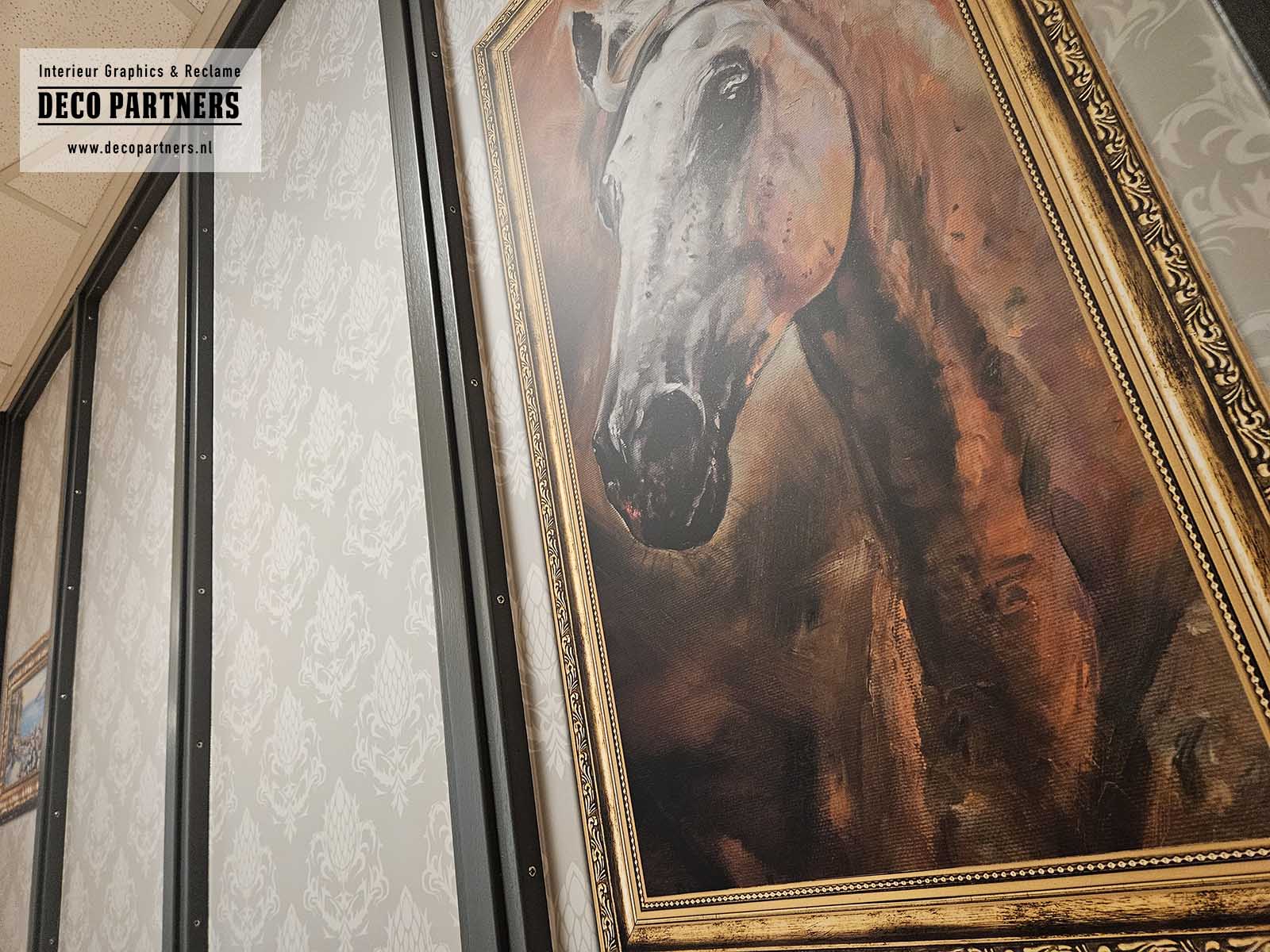 Detail van brandveilige wandbestickering in zorginstelling met haarscherp geprint schilderij, digitaal voorzien van schaduwrand voor een realistische dieptewerking