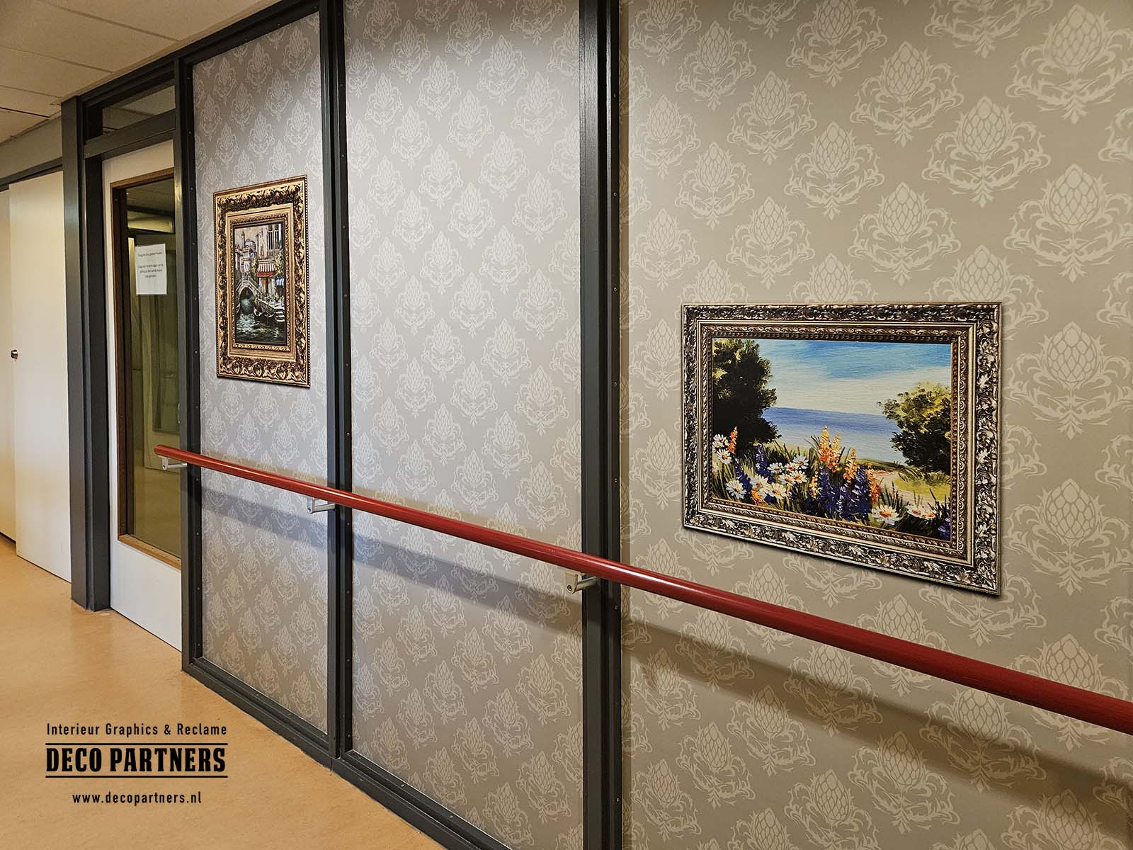 Brandveilige wandbestickering in zorginstelling met klassiek behangpatroon en geïntegreerde schilderijen, toegepast op glazen wanden voor een rustige en huiselijke uitstraling