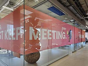 Textielfolie op glazen wand