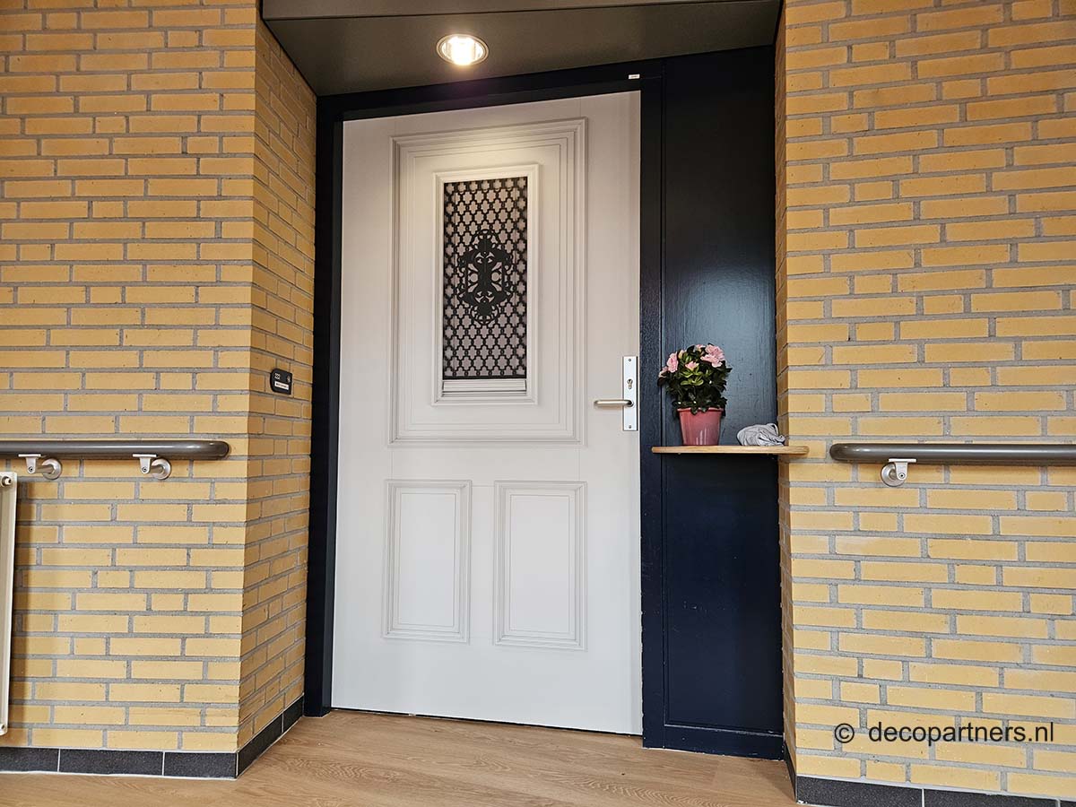 Klassieke rustige voordeursticker voor mensen in de bejaardenzorg of dementie