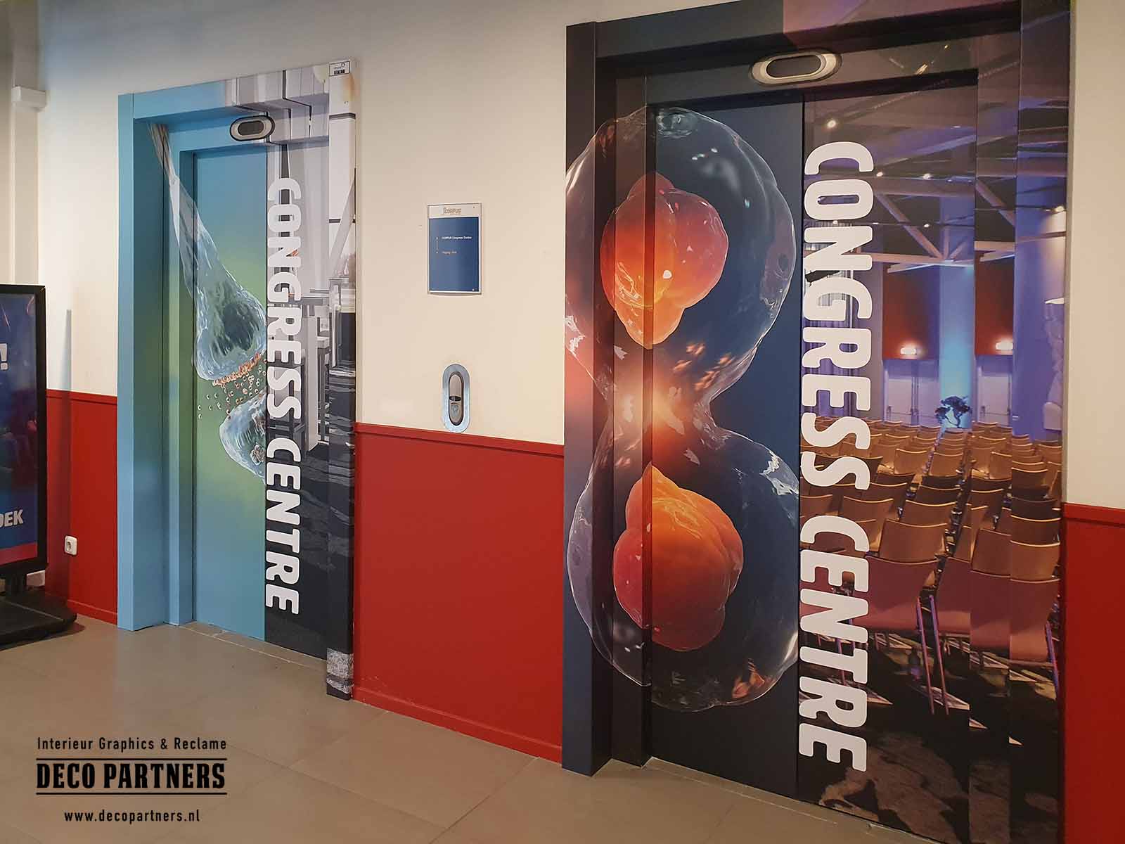 Twee liften gewrapt met full-color prints in een congrescentrum. De liftdeuren en omkapping zijn volledig gewrapt met een opvallend ontwerp dat aansluit bij de uitstraling van het gebouw en zorgt voor een duidelijke herkenbaarheid van het congrescentrum. De liftwrapping geeft de ruimte een moderne en verzorgde uitstraling zonder ingrijpende verbouwing.