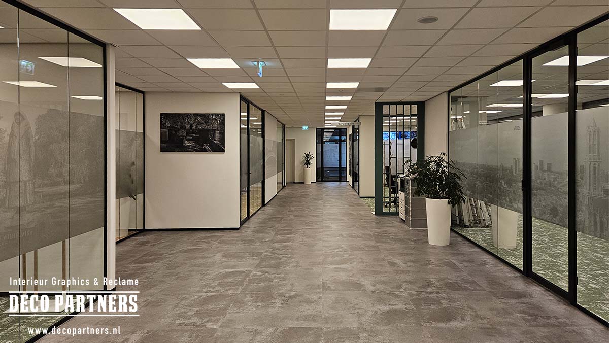 Interieurvisuals op maat met bedrukte raamfolie Kantoorinterieur met bedrukte matglasfolie op glazen wanden voor privacy en sfeer