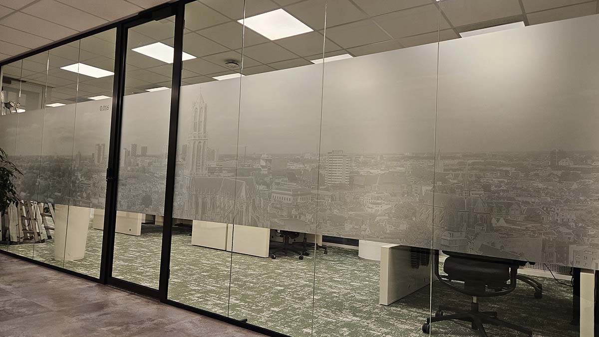 Bedrukte matglasfolie met panoramafoto van Utrecht op glazen kantoorwand voor meer privacy