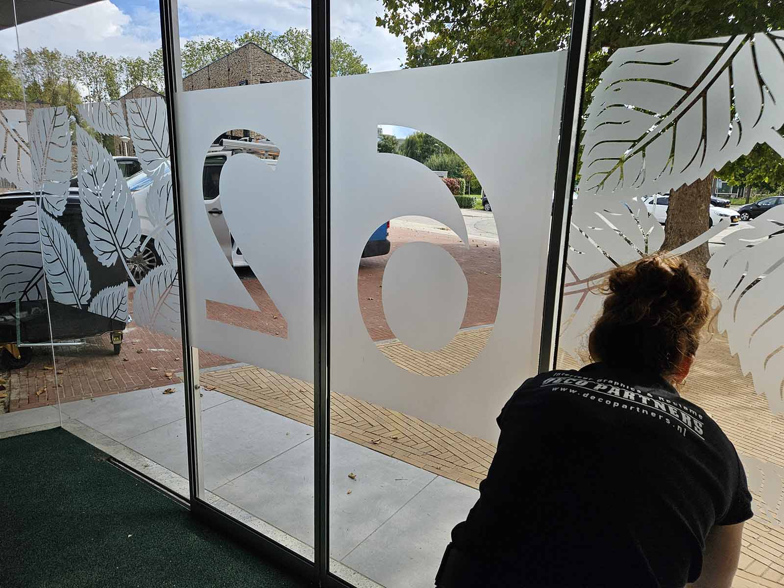 Bijwerken van kleine oneffenheden in raamfolie na montage door DecoPartners