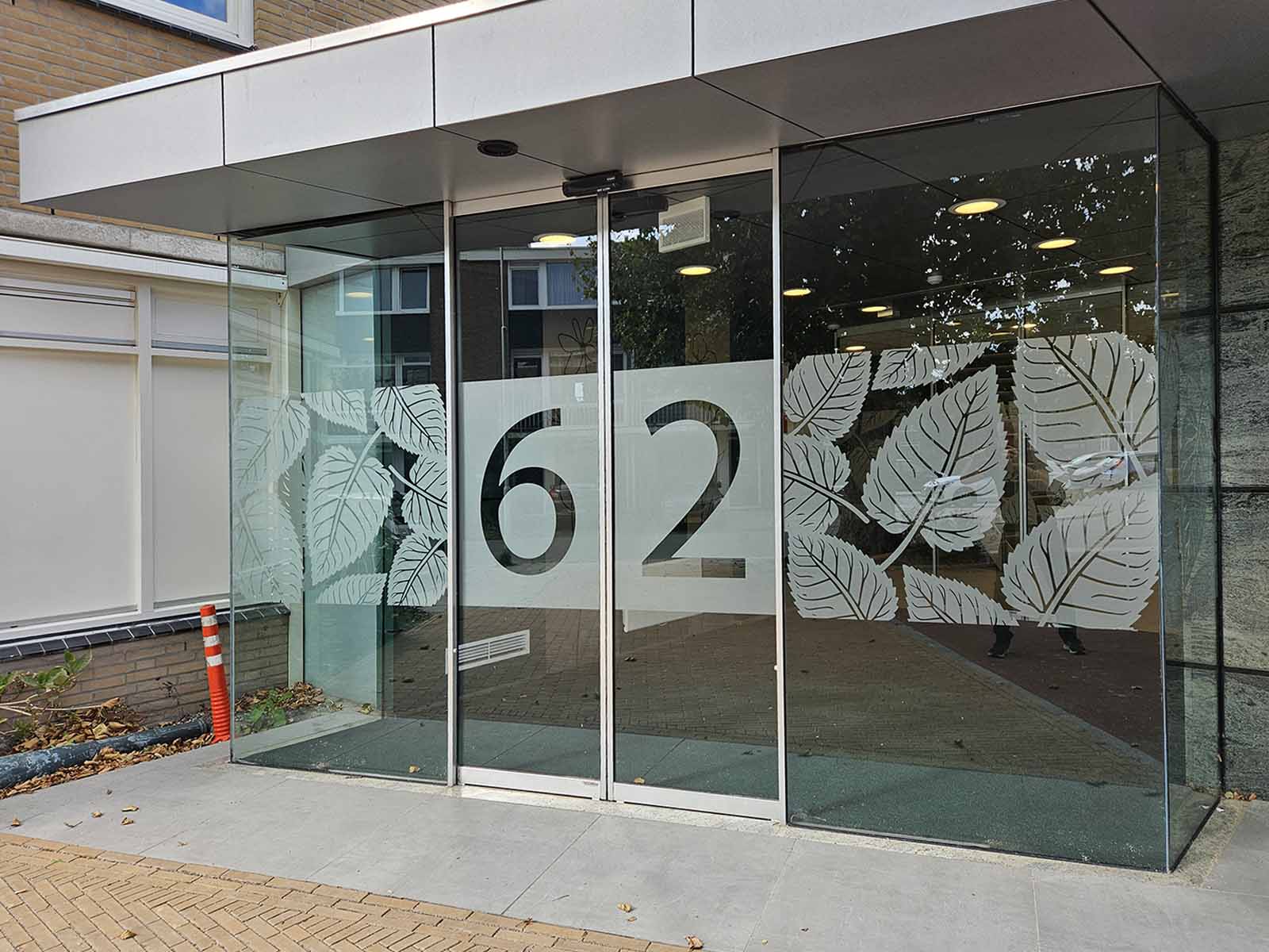 Privacyverhogende matglasfolie met op maat gemaakt design voor zorginstelling op de entree van een zorginstelling