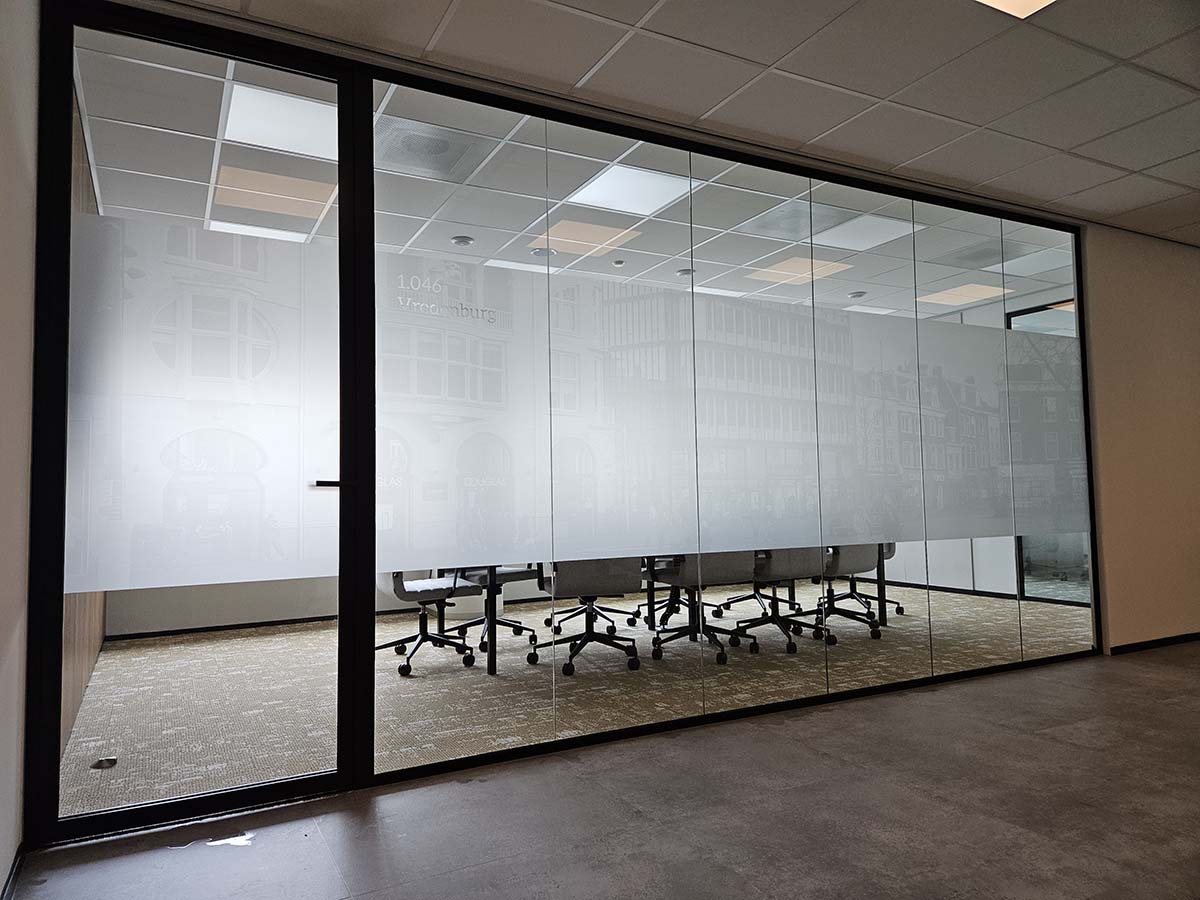 glaswand vergaderkamer met strook matglas folie en subtiele foto print