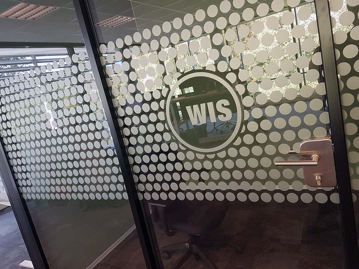 raamfolie met uitgesneden logo op glazen wand en deur kantoor