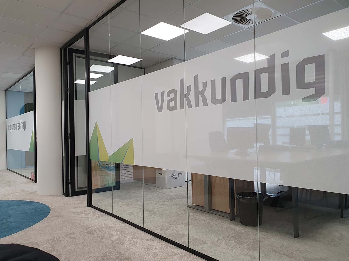 textiel folie op glazen wand voor natuurlijke look en voldoende privacy