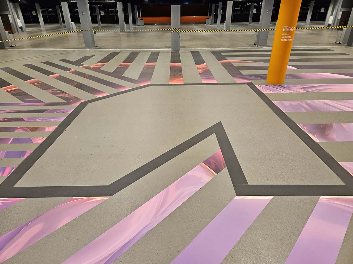 Indrukwekkende vloerstickers op maat voor een drukbezochte eventlocatie