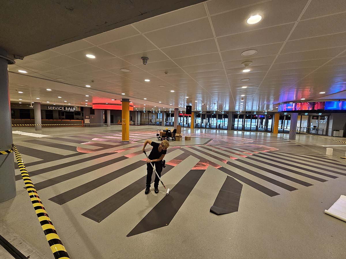 Snel geplaatste vloerstickers op maat door DecoPartners bij groot evenement