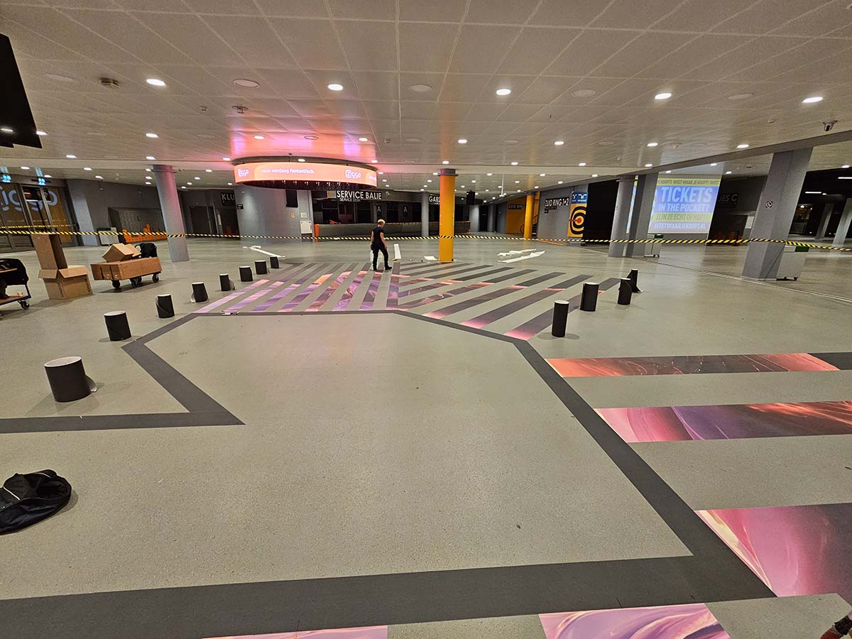 Tijdelijke vloerbestickering bij de entree van de Ziggo Dome tijdens een event