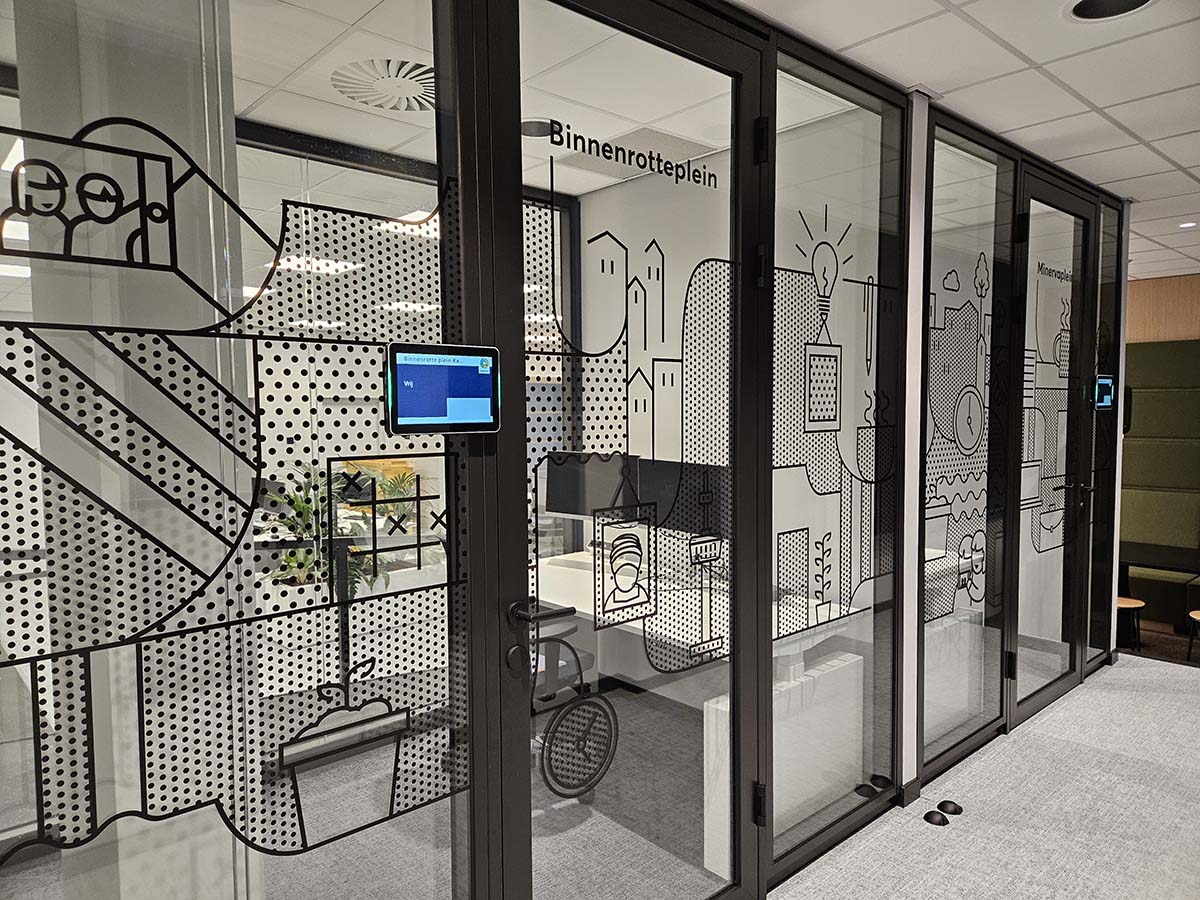 Transparante raamfolie met bedrukt lijn- en dot-design op kantoorwand zorgt voor subtiele privacy en maximale lichtinval.