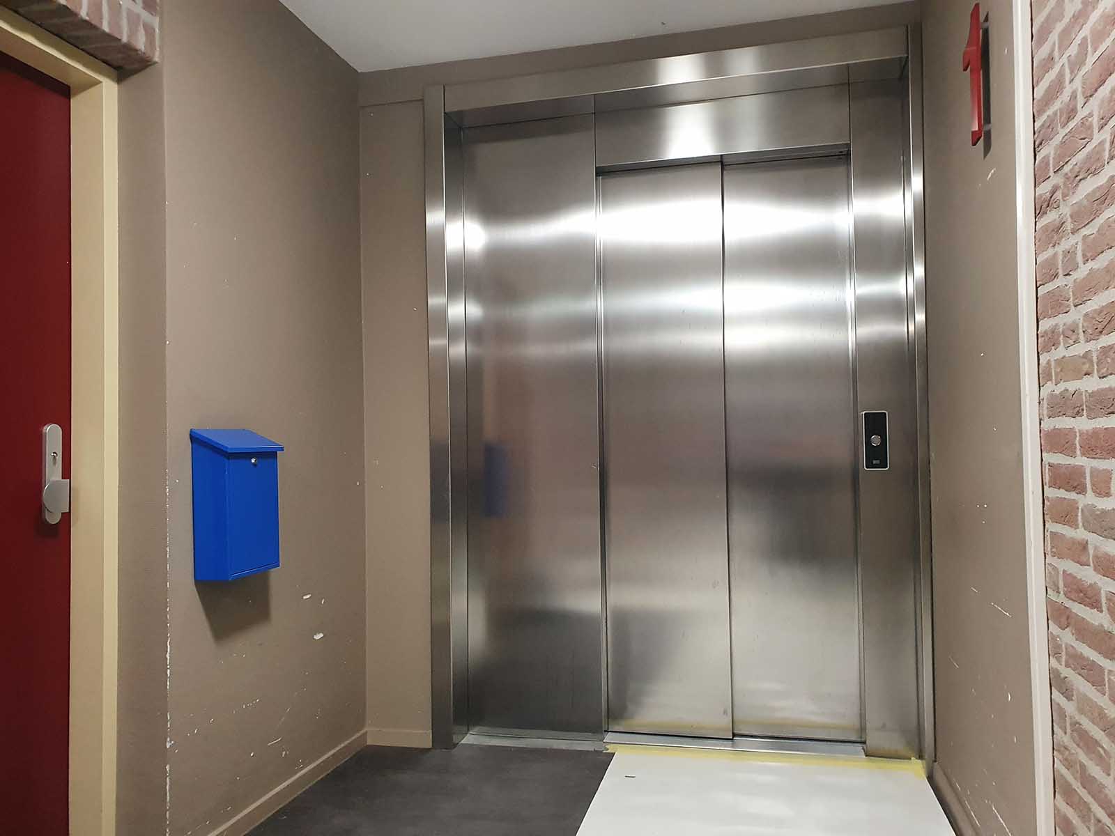 De liftdeuren van een verzorgingshuis zijn vaak een plek waar dementerende ouderen staan te wachten